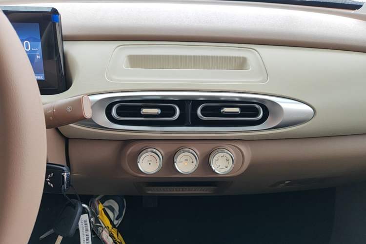 Used Wuling Hongguang MINIEV 2025 Four-Door Version Advanced Edition Audio And AC Panel