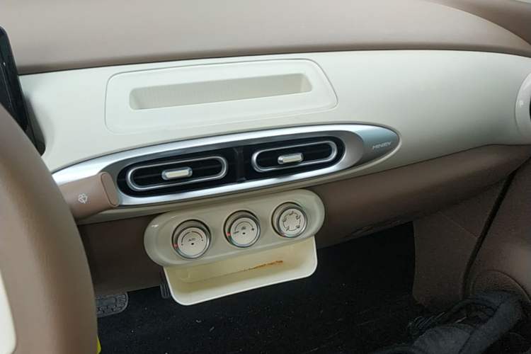 Used Wuling Hongguang MINIEV 2025 Four-Door Version Advanced Edition Audio And AC Panel