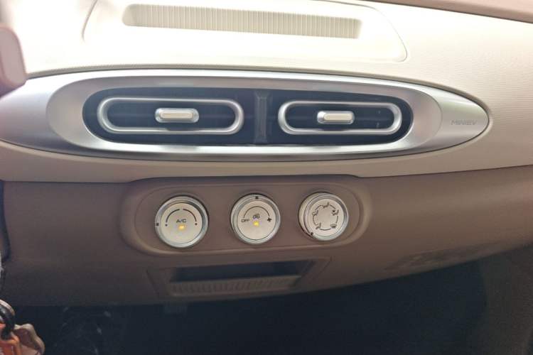 Used Wuling Hongguang MINIEV 2025 Four-Door Version Advanced Edition Audio And AC Panel