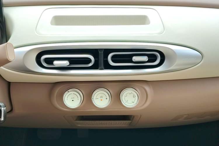 Used Wuling Hongguang MINIEV 2025 Four-Door Version Advanced Edition Audio And AC Panel