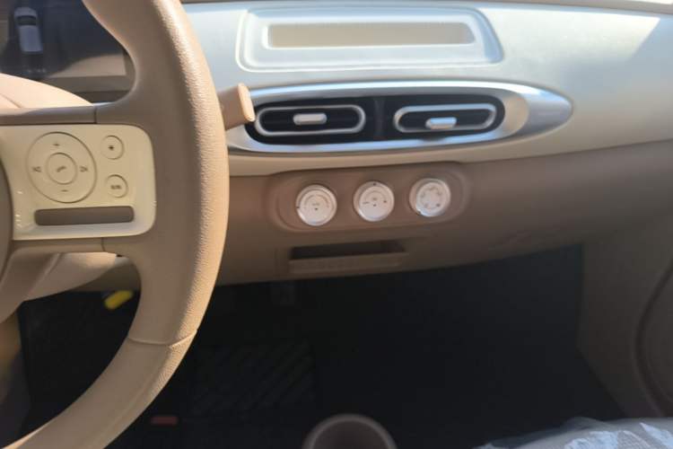 Used Wuling Hongguang MINIEV 2025 Four-Door Version Advanced Edition Audio And AC Panel