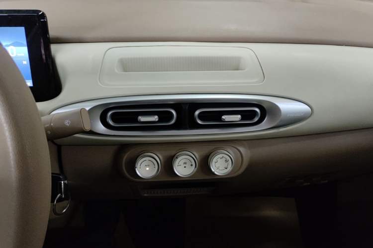 Used Wuling Hongguang MINIEV 2025 Four-Door Version Advanced Edition Audio And AC Panel