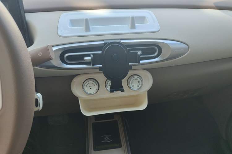 Used Wuling Hongguang MINIEV 2025 Four-Door Version Advanced Edition Audio And AC Panel