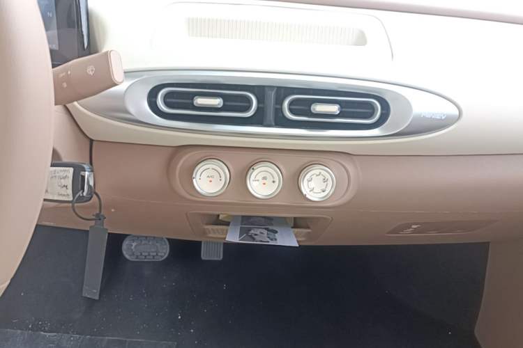 Used Wuling Hongguang MINIEV 2025 Four-Door Version Advanced Edition Audio And AC Panel