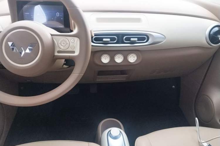 Used Wuling Hongguang MINIEV 2025 Four-Door Version Advanced Edition Audio And AC Panel