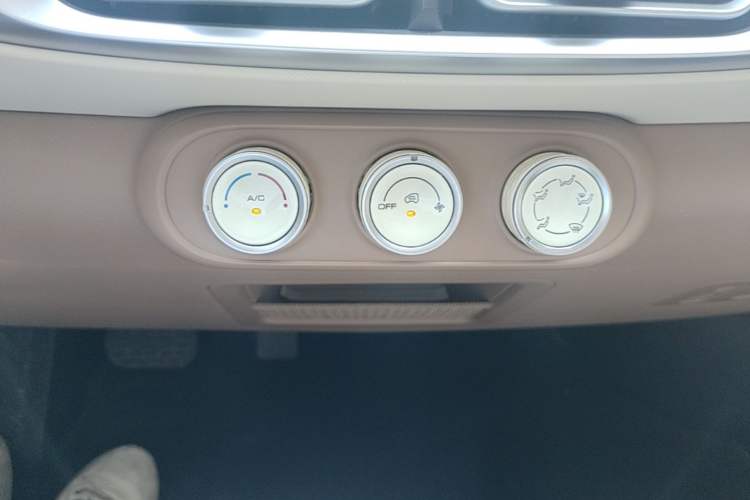 Used Wuling Hongguang MINIEV 2025 Four-Door Version Premium Edition Audio And AC Panel