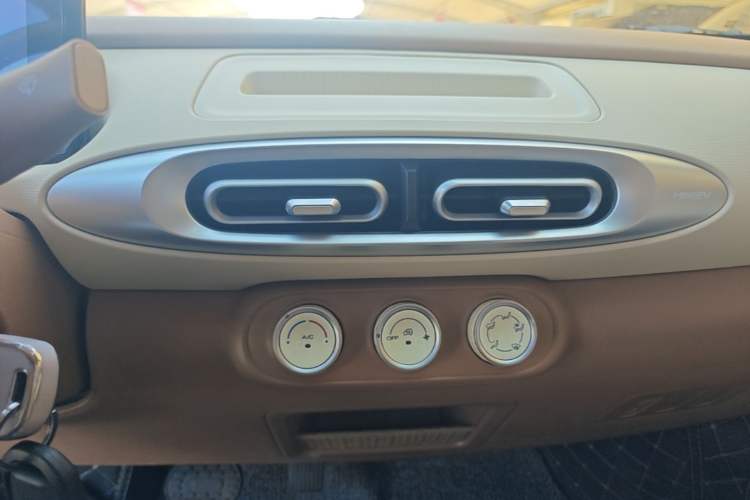 Used Wuling Hongguang MINIEV 2025 Four-Door Version Advanced Edition Audio And AC Panel