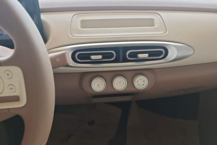 Used Wuling Hongguang MINIEV 2025 Four-Door Version Advanced Edition Audio And AC Panel