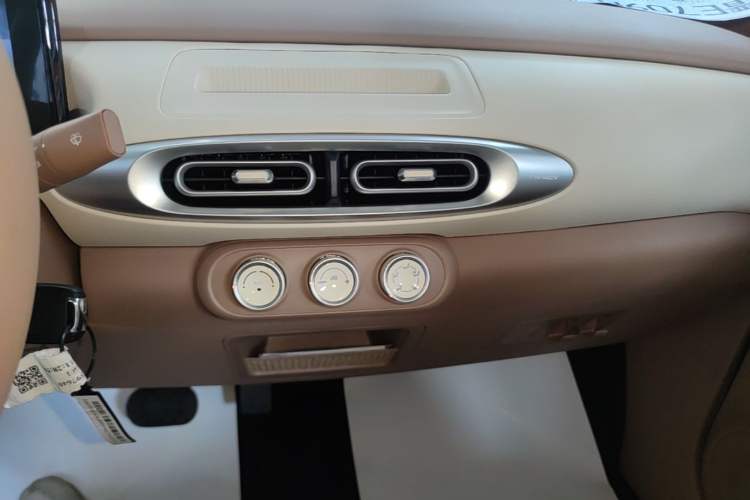 Used Wuling Hongguang MINIEV 2025 Four-Door Version Advanced Edition Audio And AC Panel