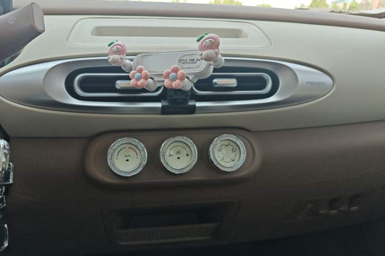Used Wuling Hongguang MINIEV 2025 Four-Door Version Advanced Edition Audio And AC Panel