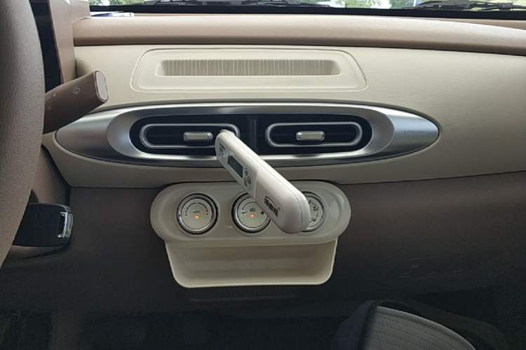 Used Wuling Hongguang MINIEV 2025 Four-Door Version Advanced Edition Audio And AC Panel