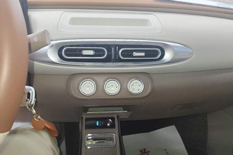 Used Wuling Hongguang MINIEV 2025 Four-Door Version Advanced Edition Audio And AC Panel