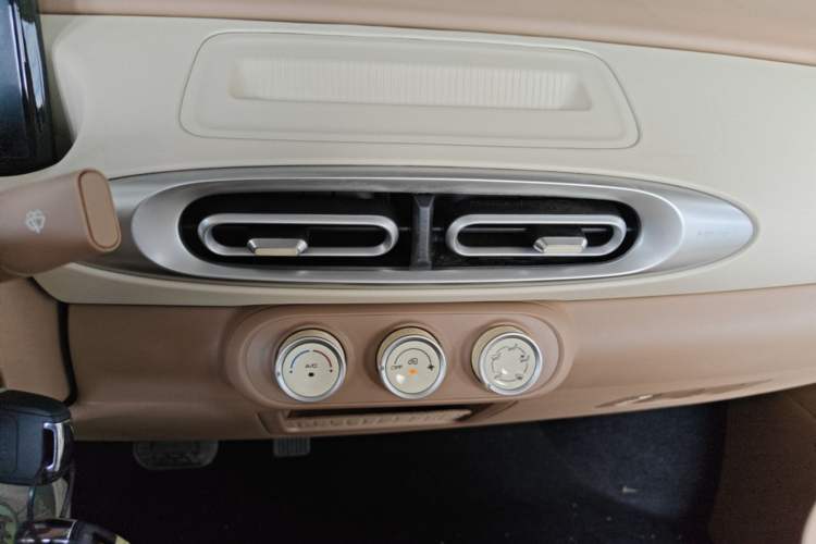 Used Wuling Hongguang MINIEV 2025 Four-Door Version Advanced Edition Audio And AC Panel