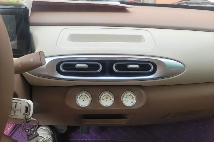 Used Wuling Hongguang MINIEV 2025 Four-Door Version Advanced Edition Audio And AC Panel