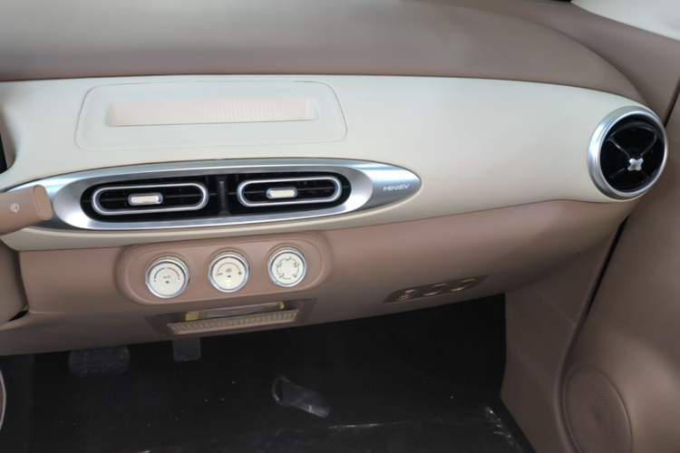 Used Wuling Hongguang MINIEV 2025 Four-Door Version Advanced Edition Audio And AC Panel