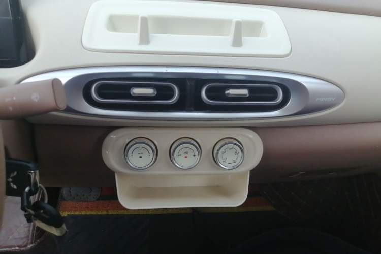 Used Wuling Hongguang MINIEV 2025 Four-Door Version Advanced Edition Audio And AC Panel