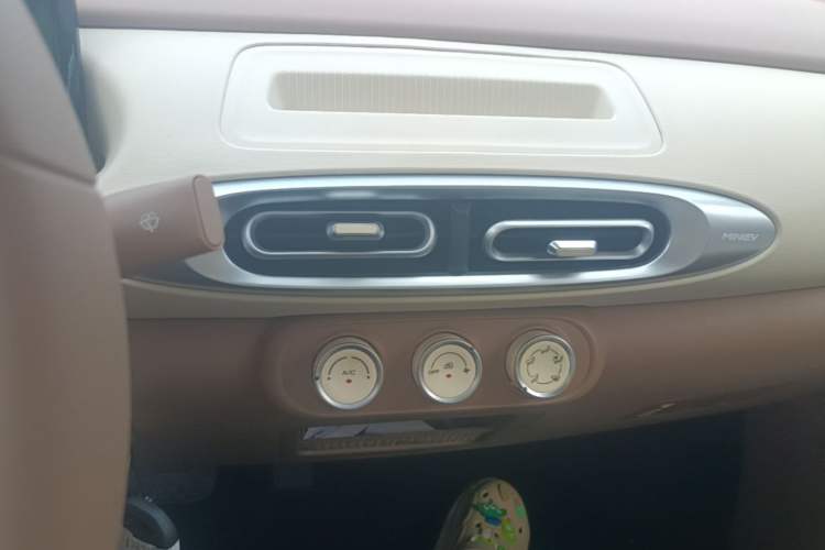 Used Wuling Hongguang MINIEV 2025 Four-Door Version Advanced Edition Audio And AC Panel