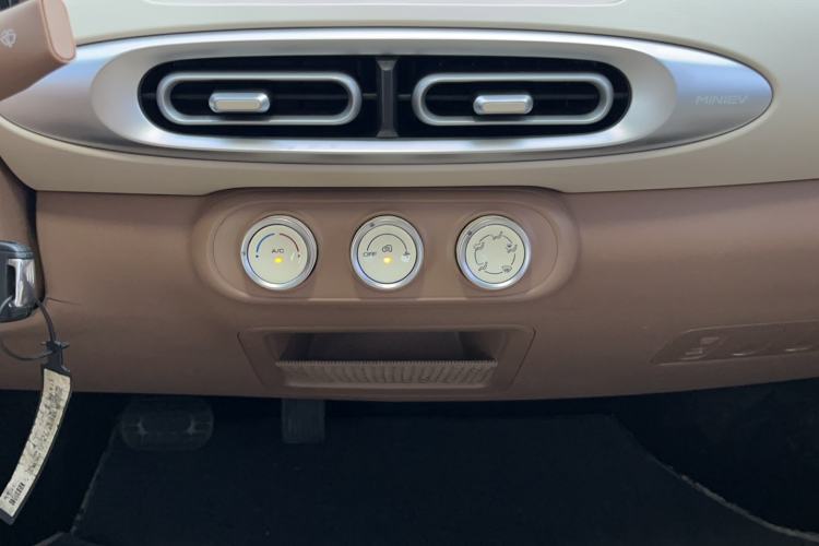 Used Wuling Hongguang MINIEV 2025 Four-Door Version Advanced Edition Audio And AC Panel