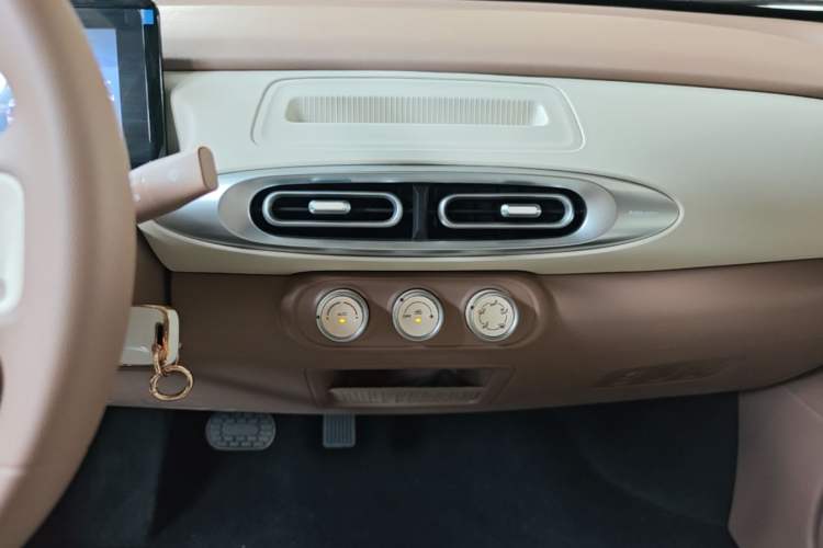 Used Wuling Hongguang MINIEV 2025 Four-Door Version Advanced Edition Audio And AC Panel