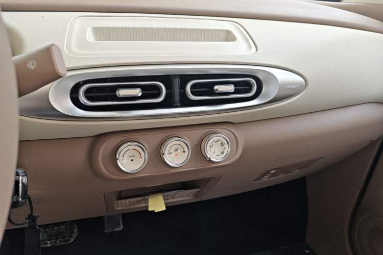 Used Wuling Hongguang MINIEV 2025 Four-Door Version Advanced Edition Audio And AC Panel