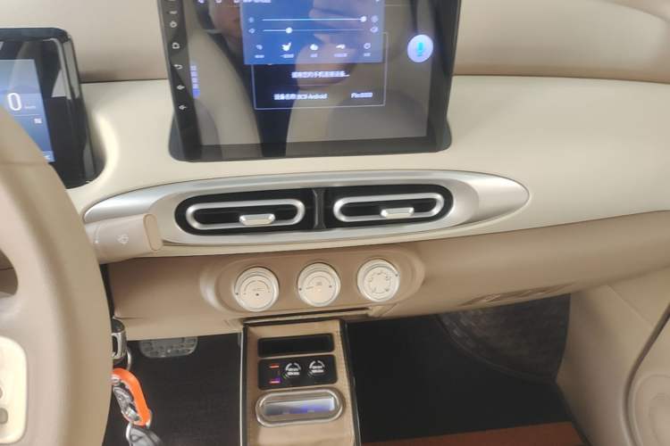 Used Wuling Hongguang MINIEV 2025 Four-Door Version Premium Edition Audio And AC Panel