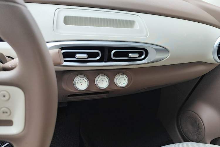 Used Wuling Hongguang MINIEV 2025 Four-Door Version Advanced Edition Audio And AC Panel