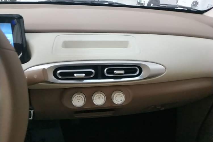 Used Wuling Hongguang MINIEV 2025 Four-Door Version Advanced Edition Audio And AC Panel