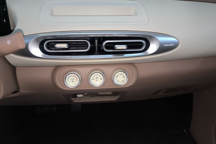 Used Wuling Hongguang MINIEV 2025 Four-Door Version Advanced Edition Audio And AC Panel