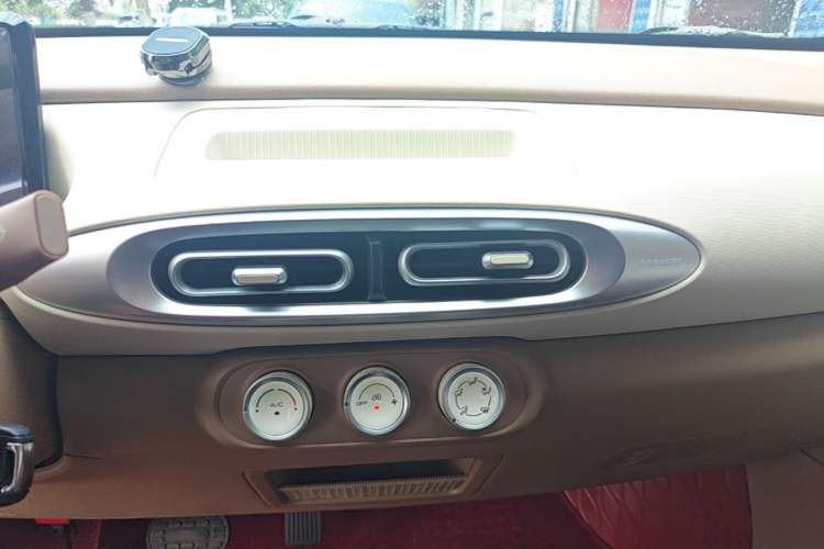 Used Wuling Hongguang MINIEV 2025 Four-Door Version Advanced Edition Audio And AC Panel