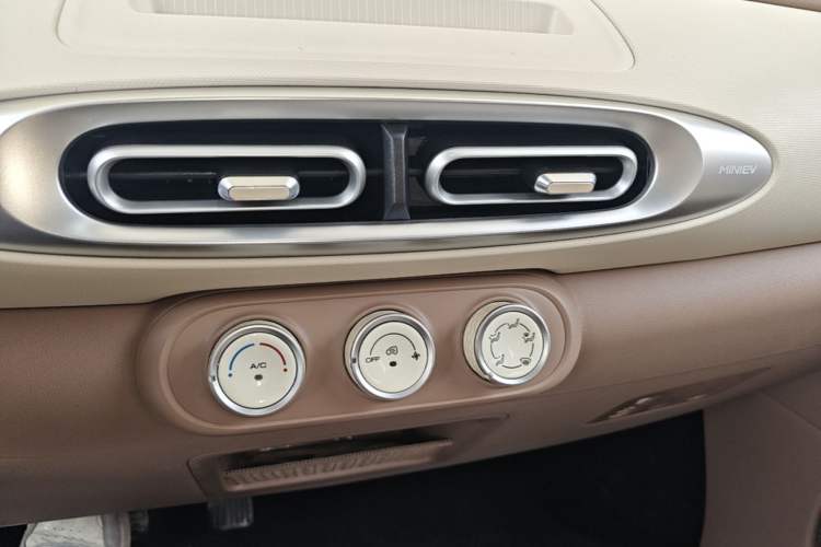 Used Wuling Hongguang MINIEV 2025 Four-Door Version Advanced Edition Audio And AC Panel