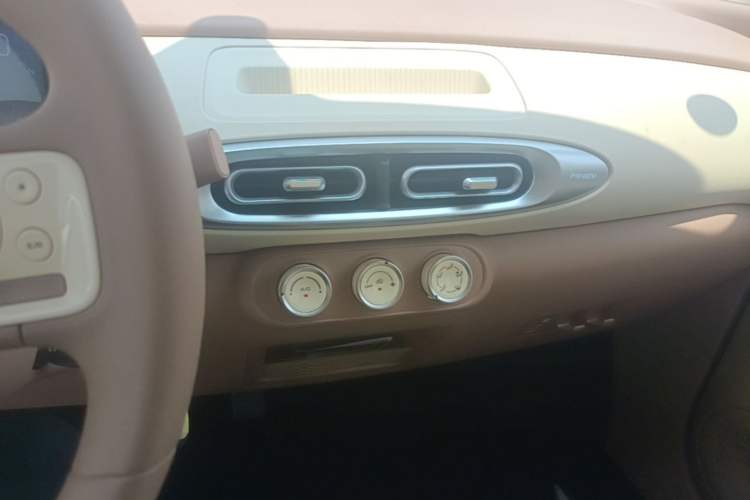Used Wuling Hongguang MINIEV 2025 Four-Door Version Advanced Edition Audio And AC Panel