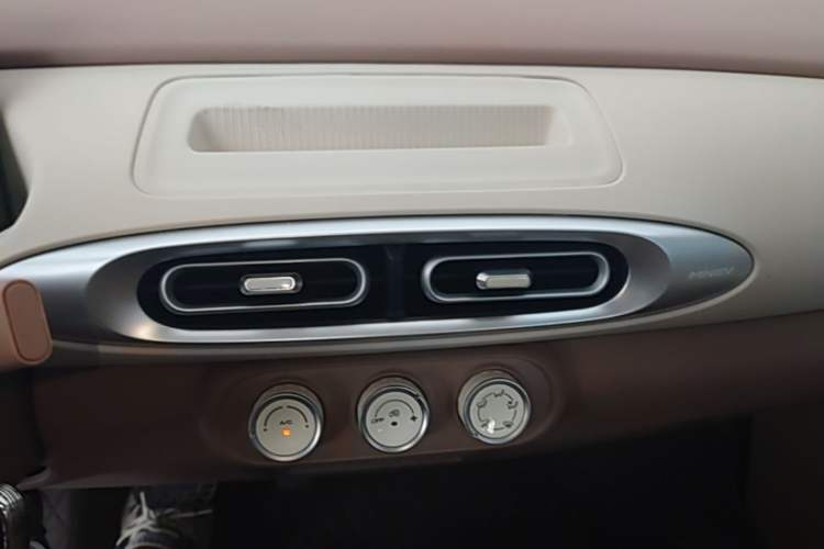 Used Wuling Hongguang MINIEV 2025 Four-Door Version Advanced Edition Audio And AC Panel