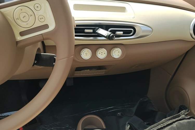 Used Wuling Hongguang MINIEV 2025 Four-Door Version Advanced Edition Audio And AC Panel