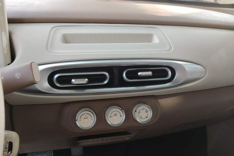 Used Wuling Hongguang MINIEV 2025 Four-Door Version Advanced Edition Audio And AC Panel
