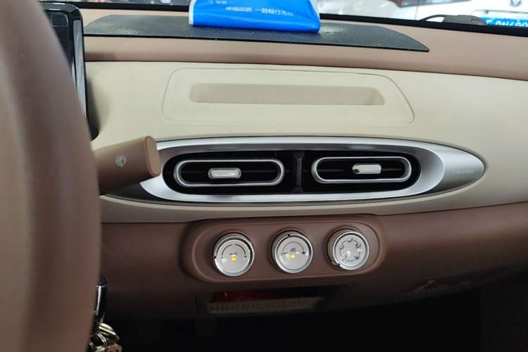 Used Wuling Hongguang MINIEV 2025 Four-Door Version Advanced Edition Audio And AC Panel