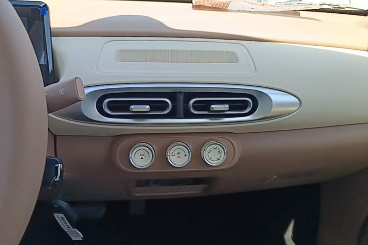 Used Wuling Hongguang MINIEV 2025 Four-Door Version Advanced Edition Audio And AC Panel