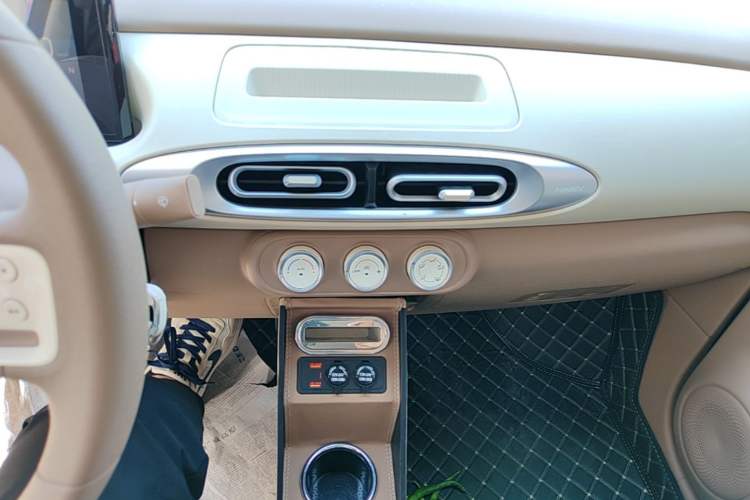 Used Wuling Hongguang MINIEV 2025 Four-Door Version Advanced Edition Audio And AC Panel
