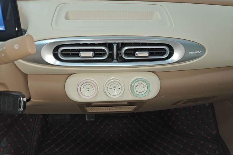 Used Wuling Hongguang MINIEV 2025 Four-Door Version Advanced Edition Audio And AC Panel