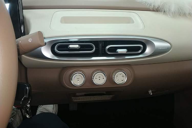 Used Wuling Hongguang MINIEV 2025 Four-Door Version Advanced Edition Audio And AC Panel