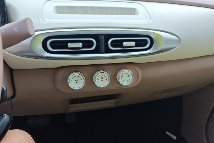 Used Wuling Hongguang MINIEV 2025 Four-Door Version Advanced Edition Audio And AC Panel