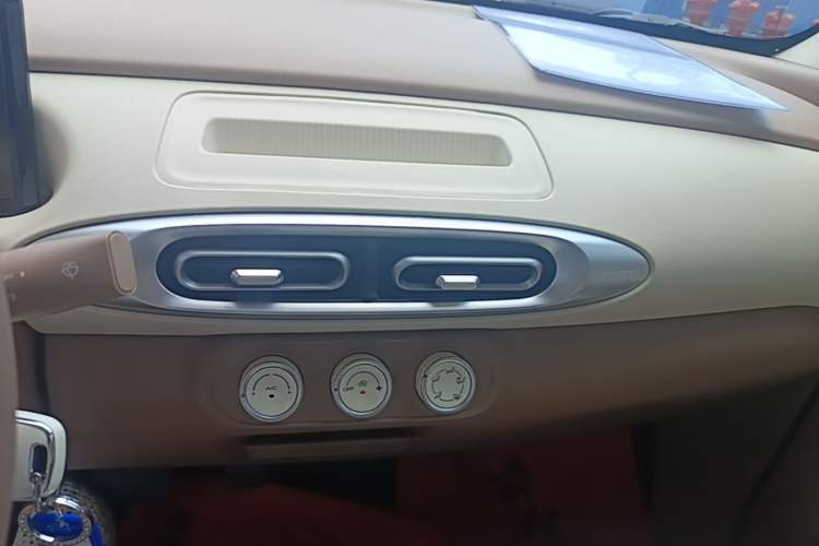 Used Wuling Hongguang MINIEV 2025 Four-Door Version Advanced Edition Audio And AC Panel