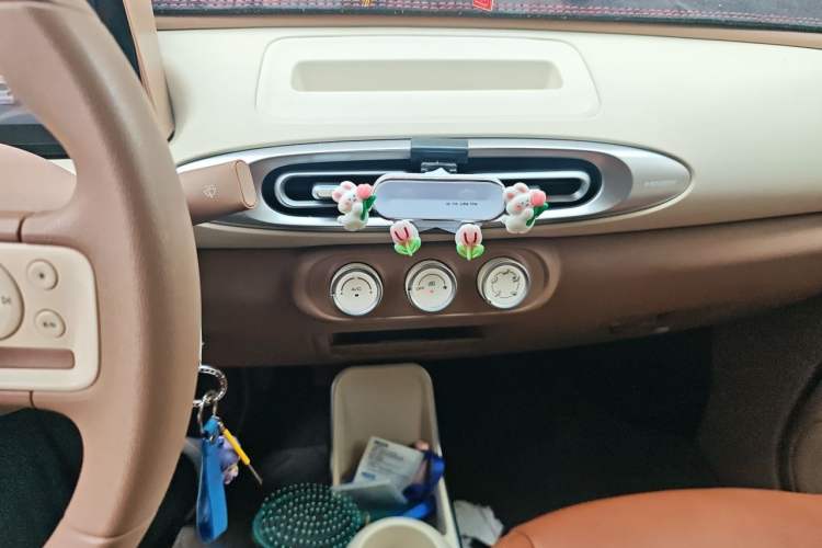 Used Wuling Hongguang MINIEV 2025 Four-Door Version Advanced Edition Audio And AC Panel