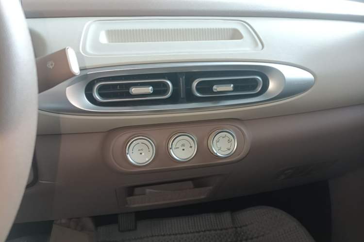 Used Wuling Hongguang MINIEV 2025 Four-Door Version Advanced Edition Audio And AC Panel