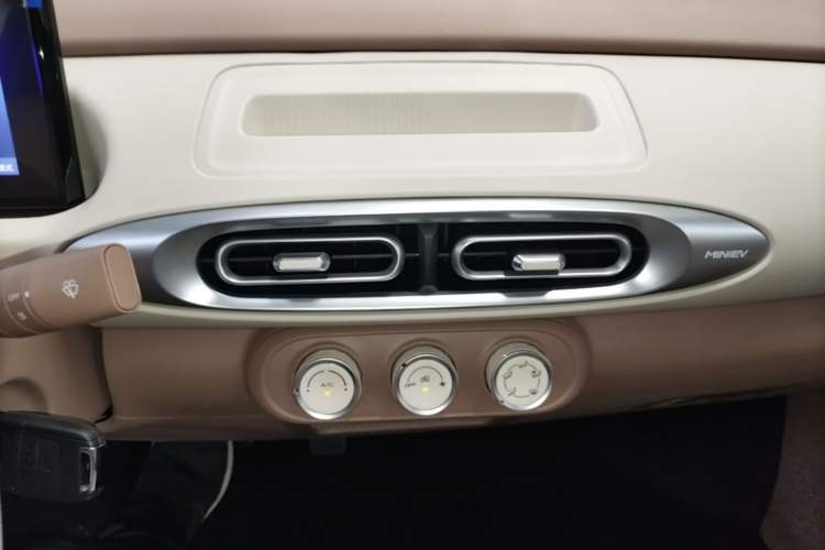 Used Wuling Hongguang MINIEV 2025 Four-Door Version Advanced Edition Audio And AC Panel