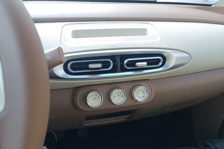 Used Wuling Hongguang MINIEV 2025 Four-Door Version Premium Edition Audio And AC Panel