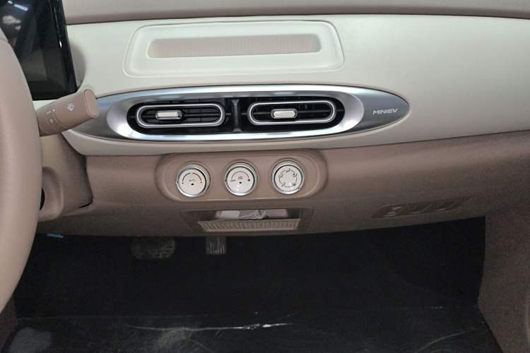 Used Wuling Hongguang MINIEV 2025 Four-Door Version Advanced Edition Audio And AC Panel