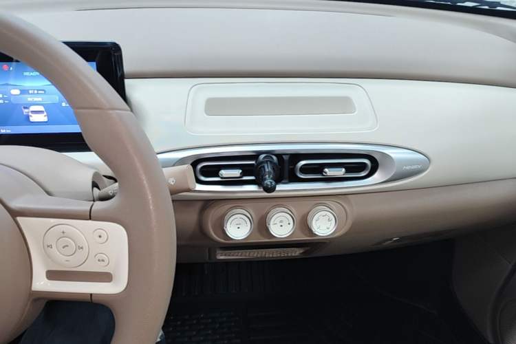 Used Wuling Hongguang MINIEV 2025 Four-Door Version Advanced Edition Audio And AC Panel