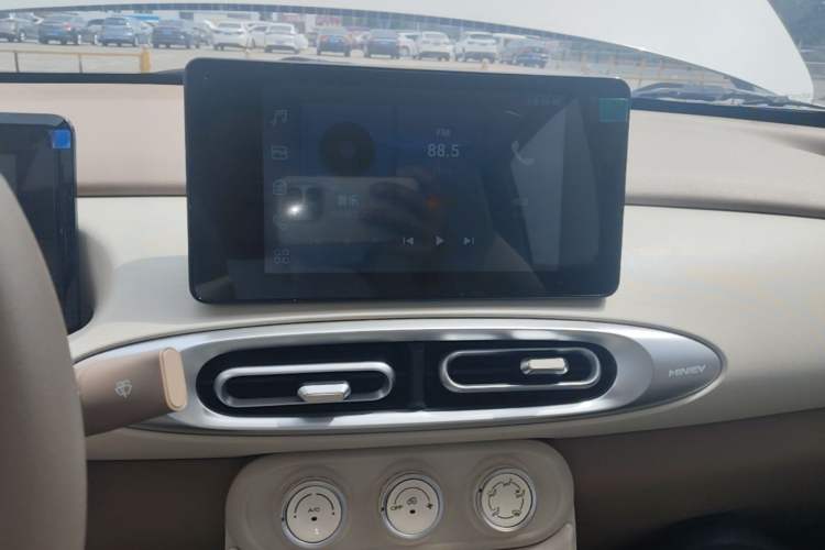 Used Wuling Hongguang MINIEV 2025 Four-Door Version Zhenxiang+ Edition Audio And AC Panel