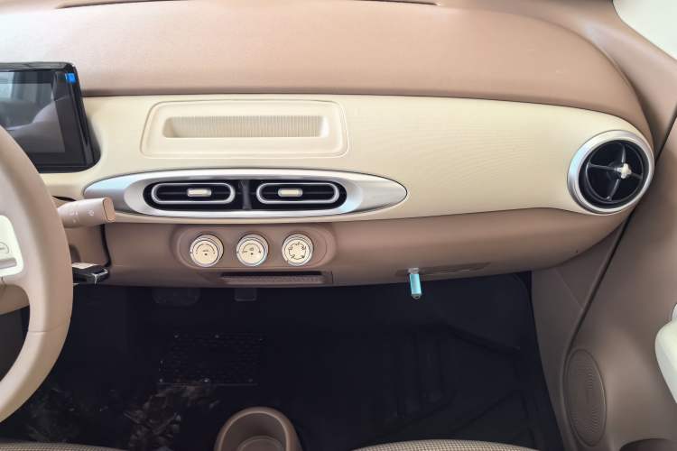 Used Wuling Hongguang MINIEV 2025 Four-Door Version Advanced Edition Audio And AC Panel