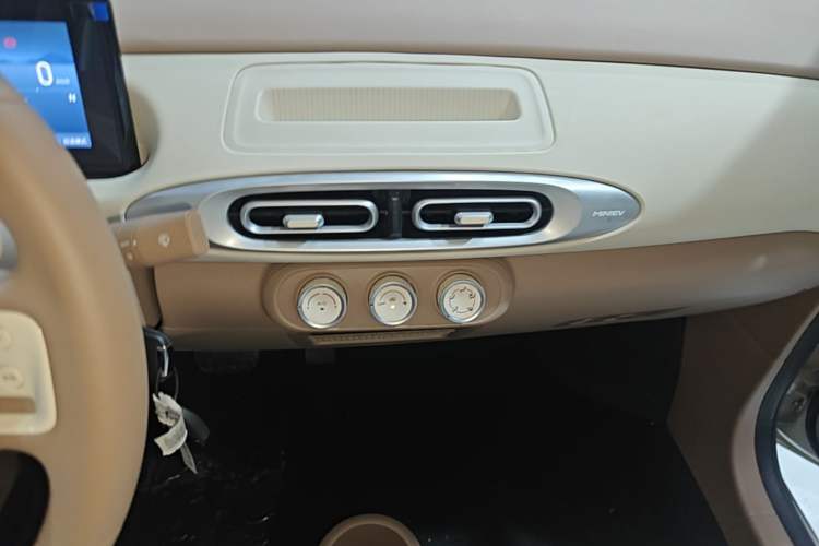 Used Wuling Hongguang MINIEV 2025 Four-Door Version Advanced Edition Audio And AC Panel